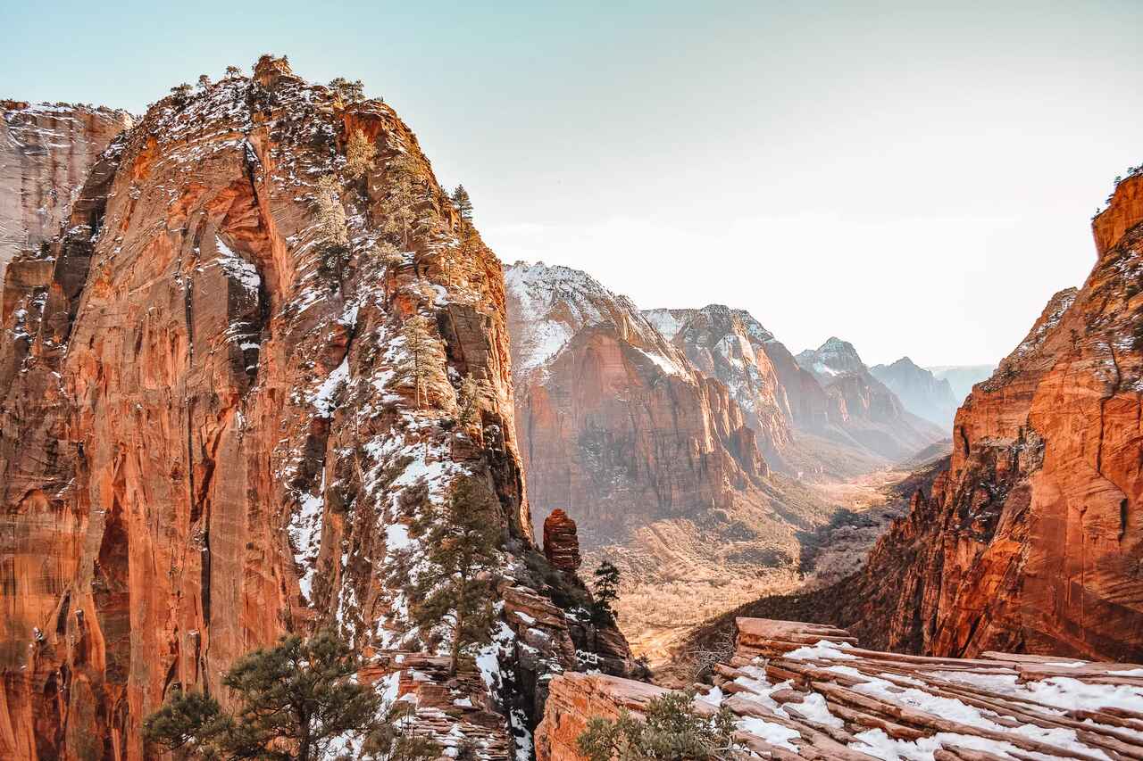 Angels Landing ที่ตั้งอยู่ในอุทยานแห่งชาติไซออน สหรัฐอเมริกา