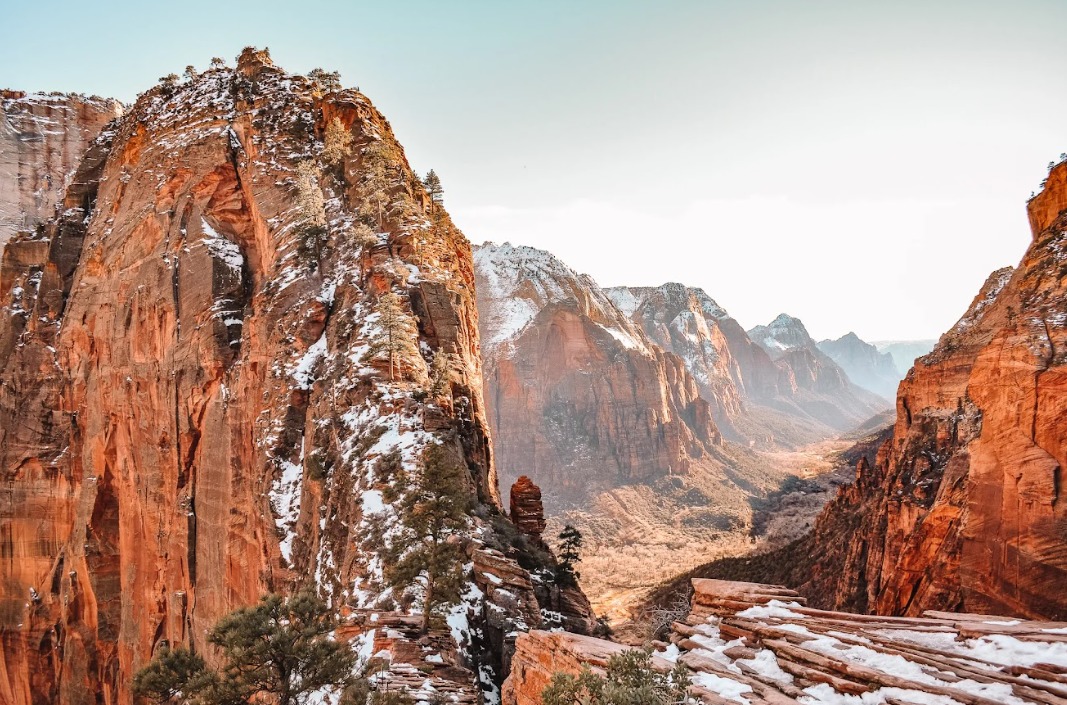 Angels Landing ที่ตั้งอยู่ในอุทยานแห่งชาติไซออน สหรัฐอเมริกา